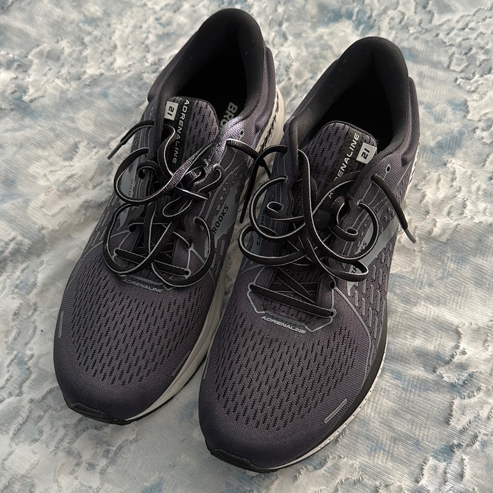 Brooks Men’s Adrenaline 21 Running Shoes. Size 13. Excellent used condition.